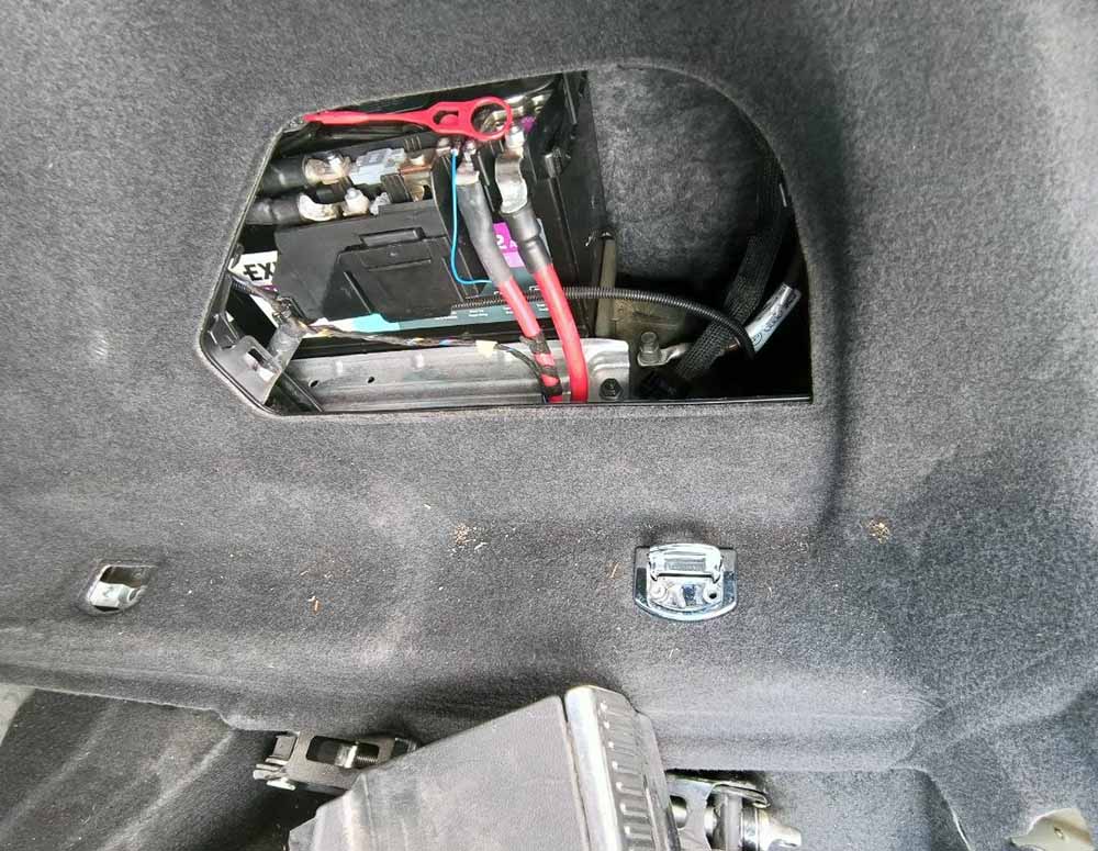 Багажник Audi A8 зняття обшивки крила Багажник Audi A8 зняття обшивки крила